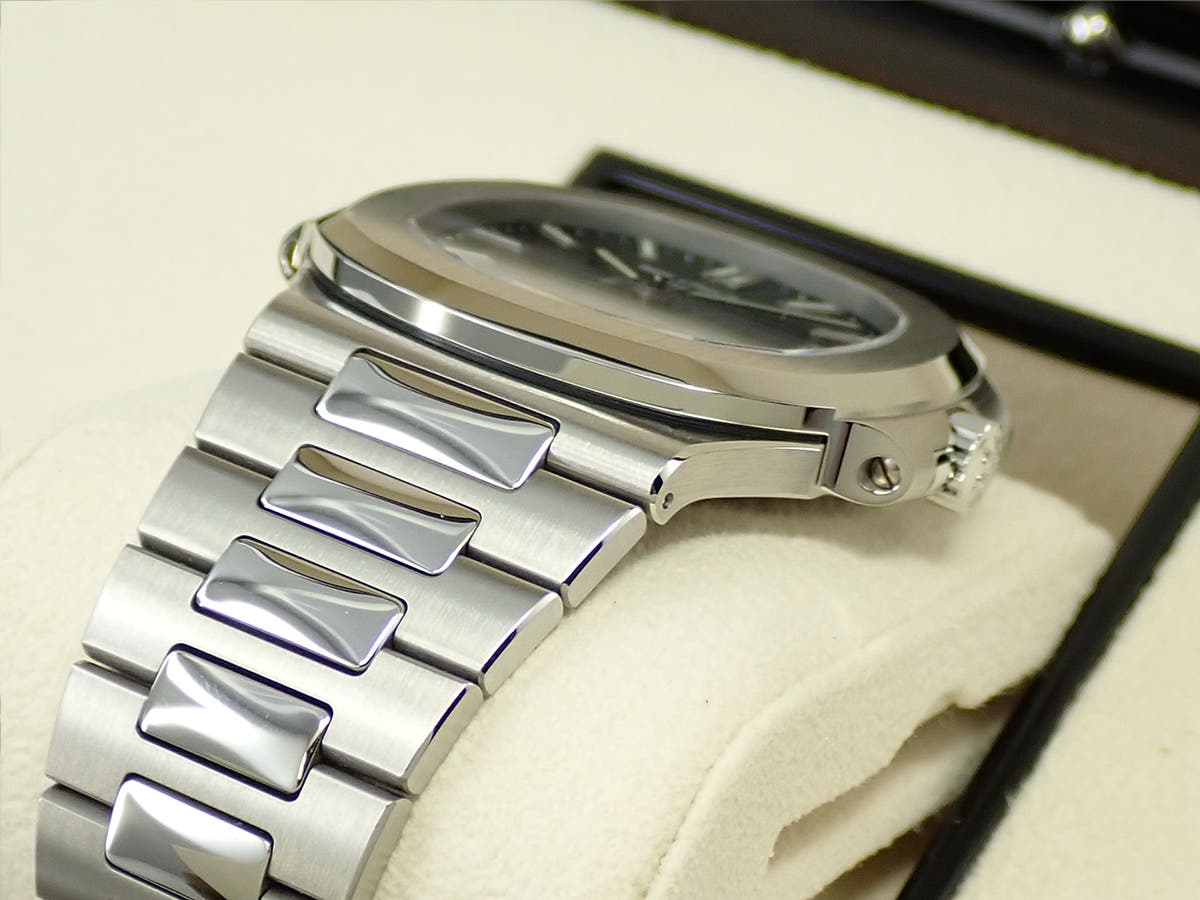 パテックフィリップ ノーチラス Ref.5711/1A-014 グリーン文字盤 極美品 VF0F5184