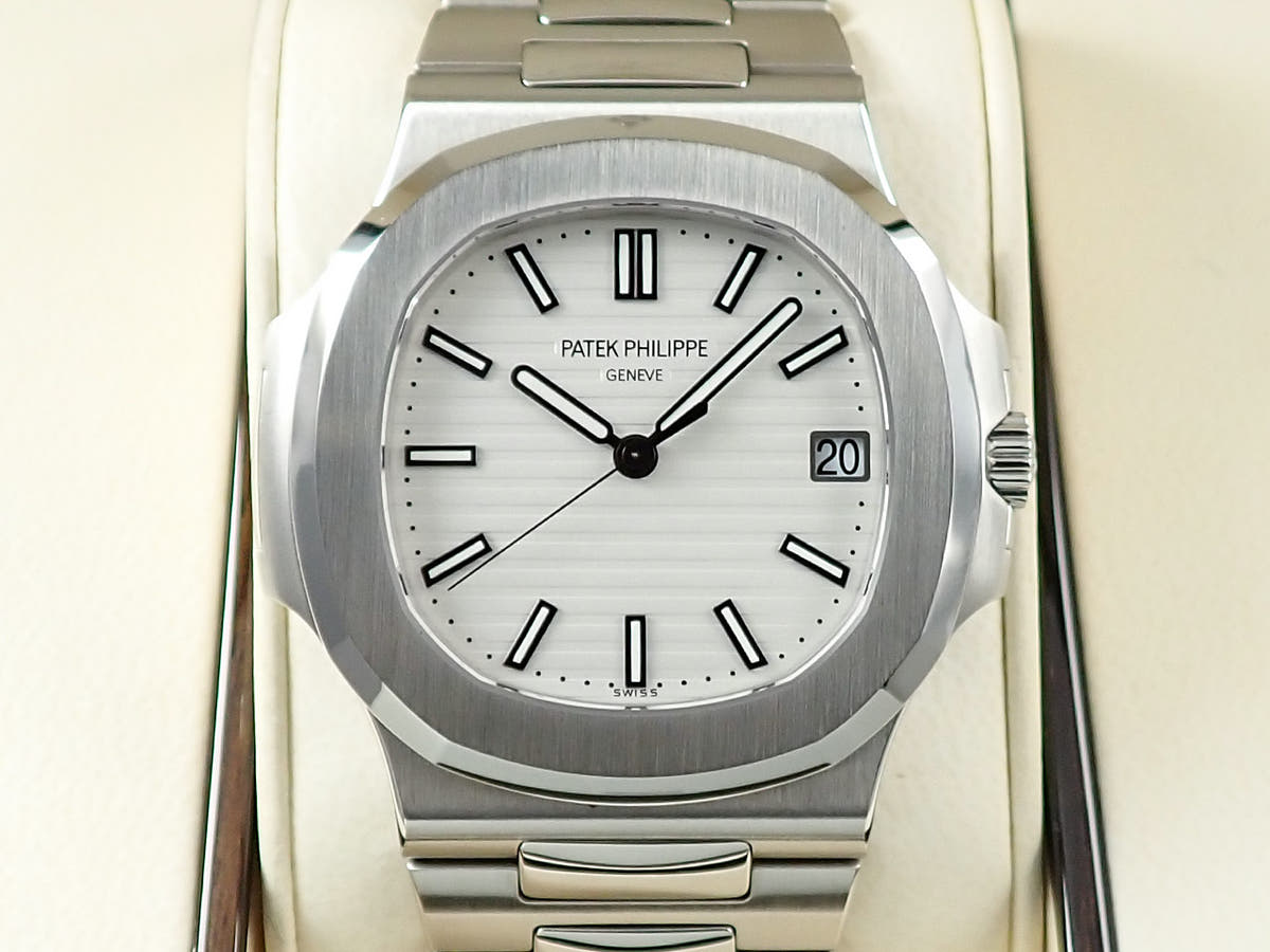 パテックフィリップ ノーチラス Ref.5711/1A-011 ホワイト文字盤 中古 KMX7RJVX