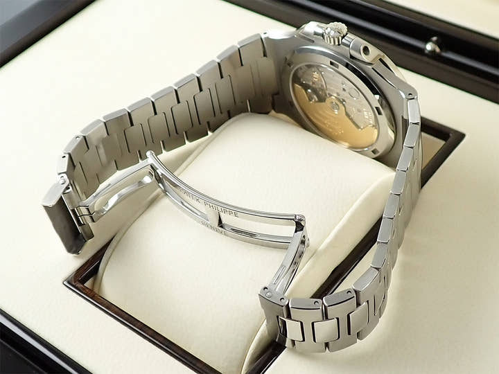 パテックフィリップ ノーチラス Ref.5711/1A-011 ステンレススチール ホワイト文字盤