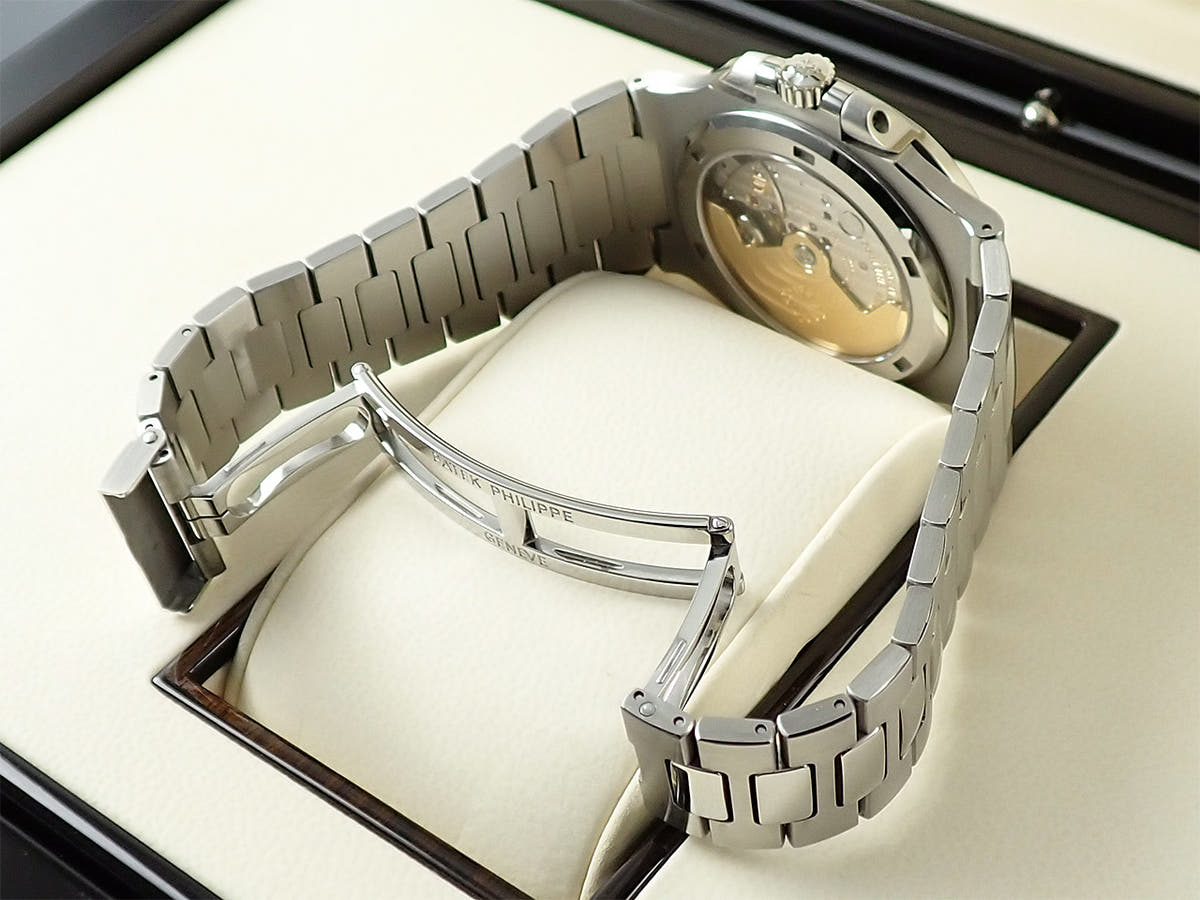 パテックフィリップ ノーチラス Ref.5711/1A-011 ホワイト文字盤 中古 KMX7RJVX