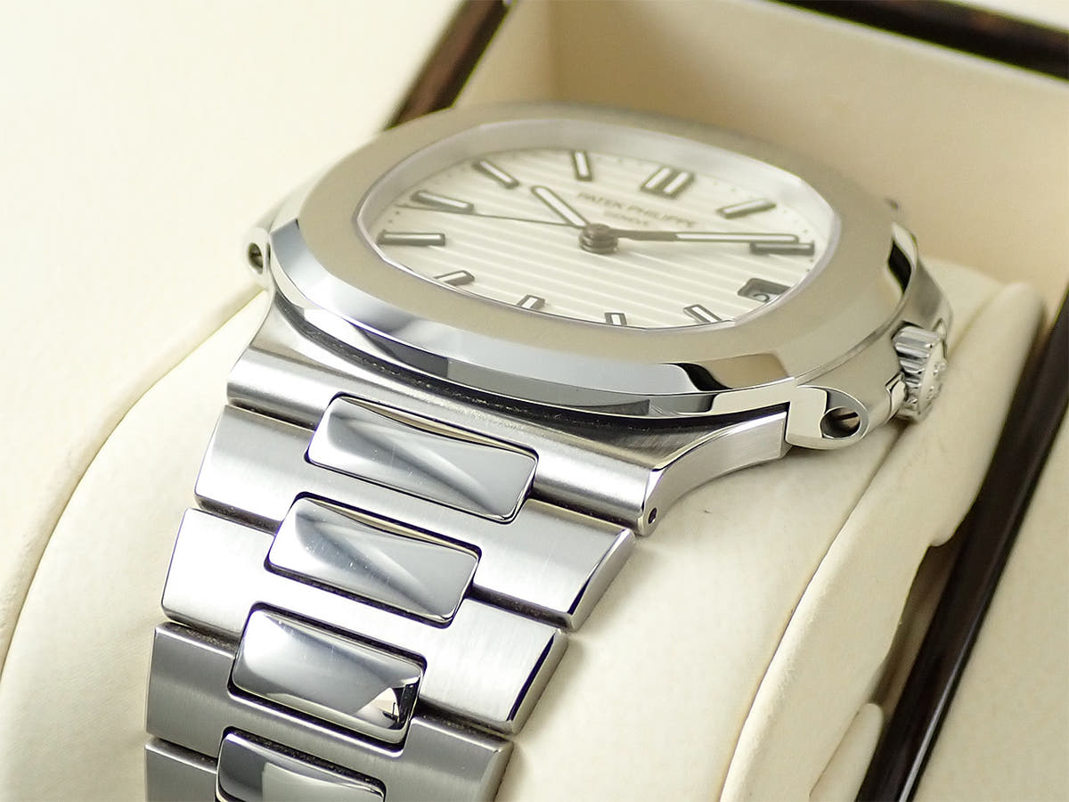 パテックフィリップ ノーチラス Ref.5711/1A-011 ホワイト文字盤 中古 KMX7RJVX