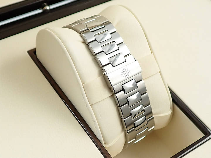 パテックフィリップ ノーチラス Ref.5711/1A-011 ステンレススチール ホワイト文字盤