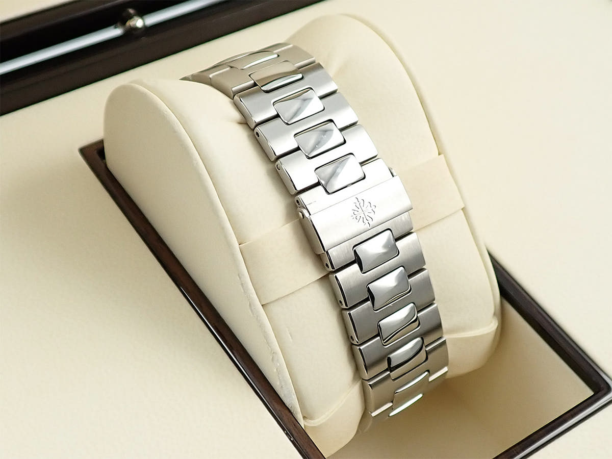 パテックフィリップ ノーチラス Ref.5711/1A-011 ホワイト文字盤 中古 KMX7RJVX