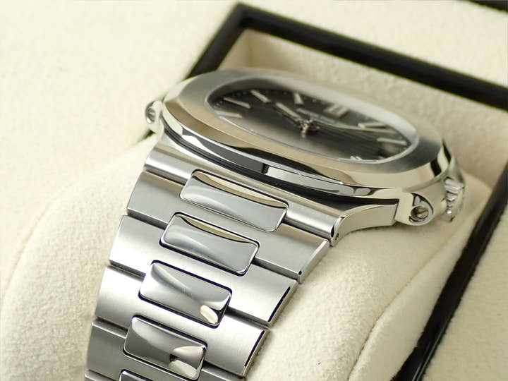 パテックフィリップ ノーチラス Ref.5711/1A-010 ステンレススチール ブルー文字盤