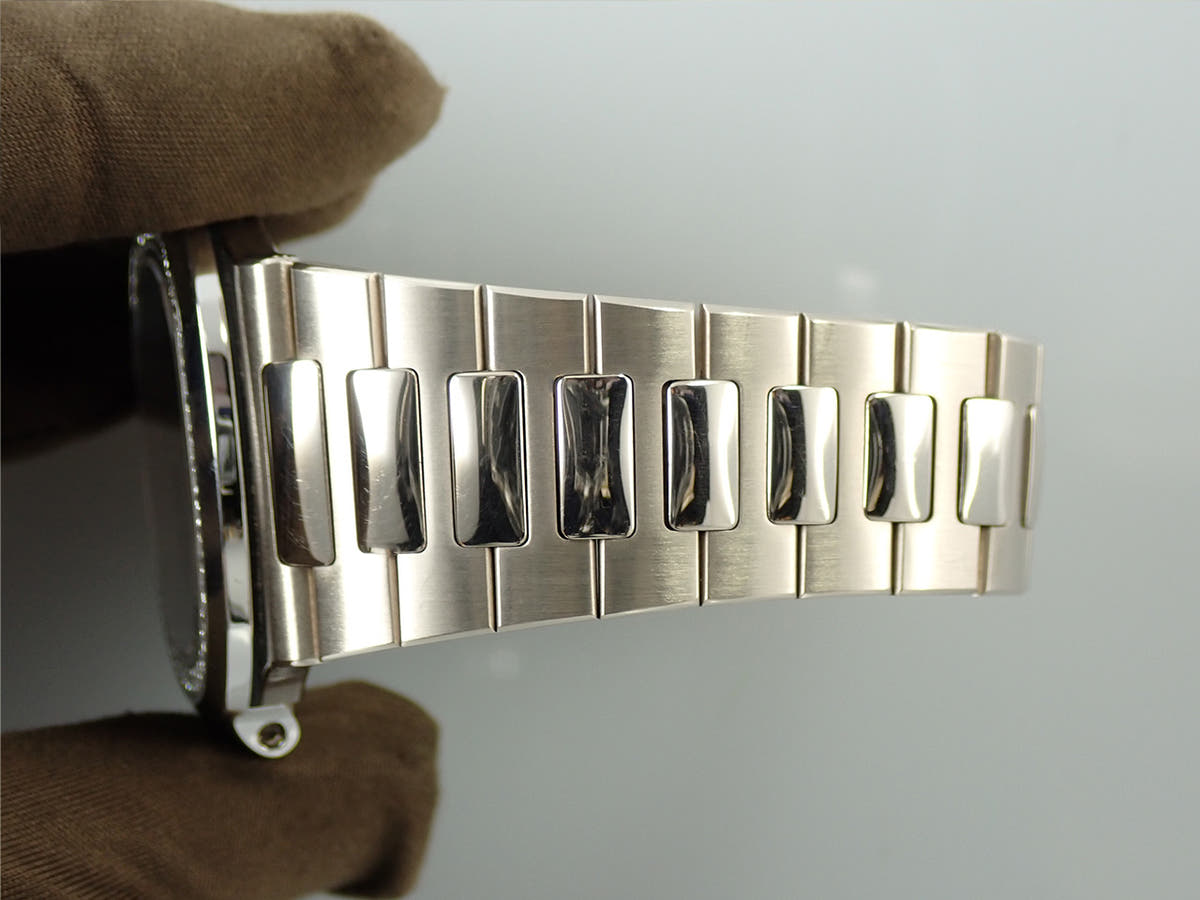 パテックフィリップ ノーチラス Ref.5713/1G-001 ブルー文字盤 中古 XY24VRAC