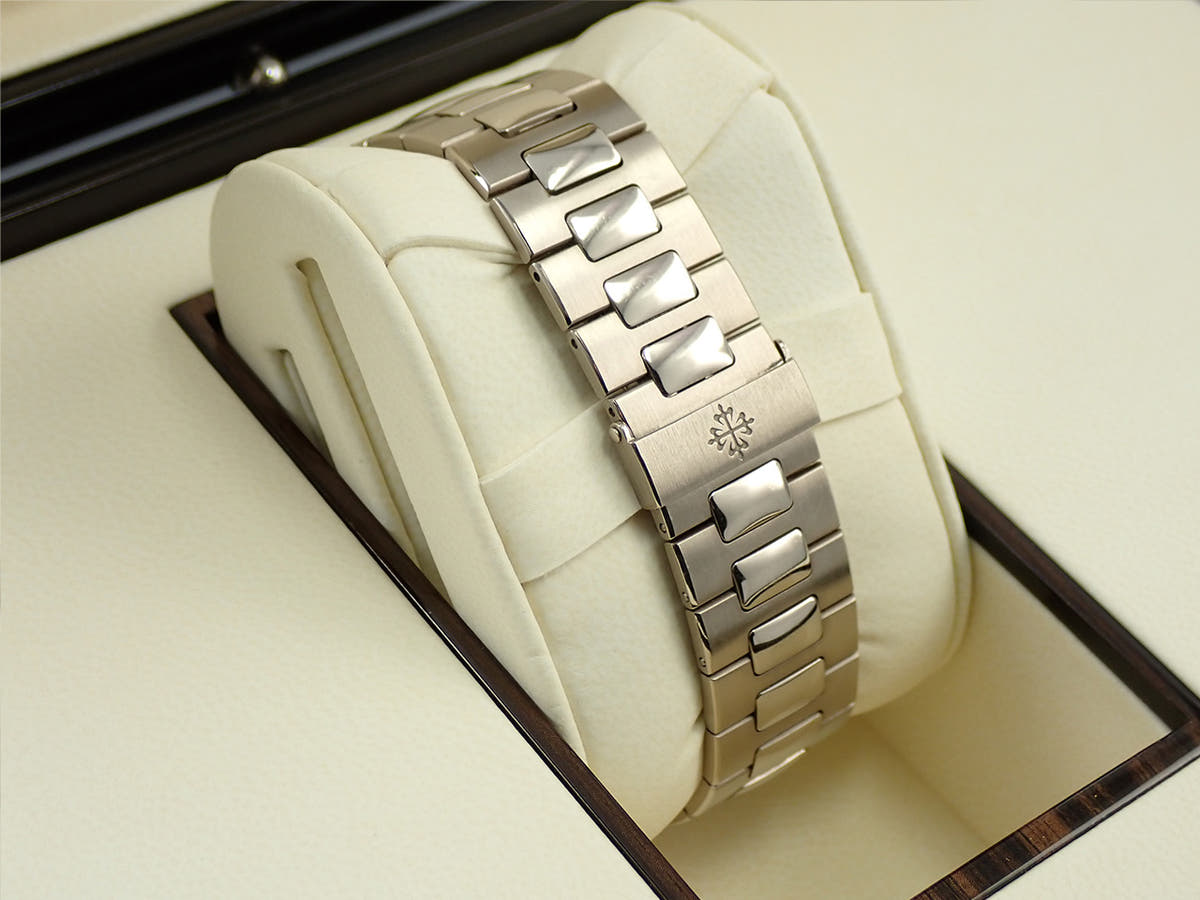 パテックフィリップ ノーチラス Ref.5713/1G-001 ブルー文字盤 中古 XY24VRAC