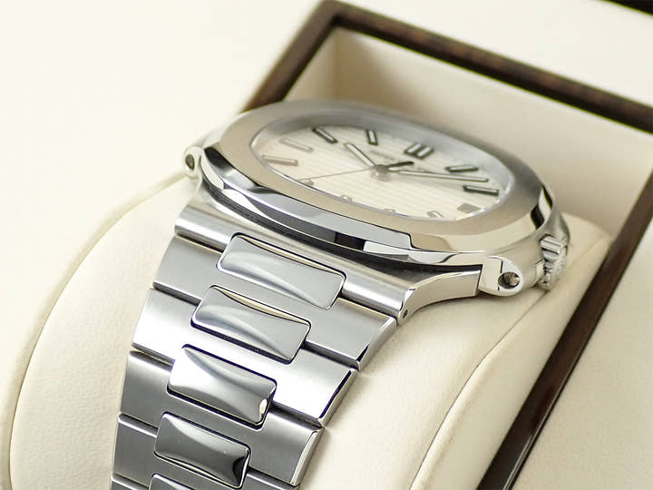 パテックフィリップ ノーチラス Ref.5711/1A-011 ステンレススチール ホワイト文字盤