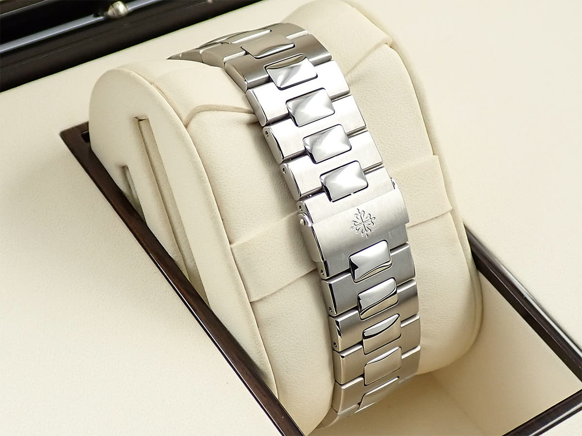 パテックフィリップ ノーチラス Ref.5711/1A-011 ホワイト文字盤 中古 J366PVXV