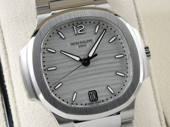 パテックフィリップ ノーチラス Ref.7118/1A-010 ステンレススチール シルバー オパーリン文字盤