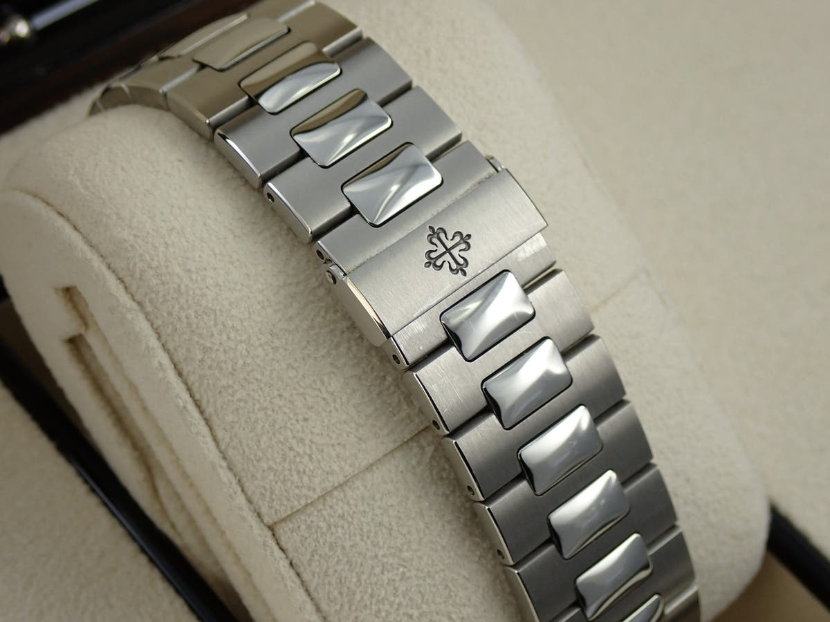 パテックフィリップ ノーチラス アニュアルカレンダー ムーンフェイズ Ref.5726/1A-014 SS ブルー、ブラックグラデーション文字盤 中古 M4691103