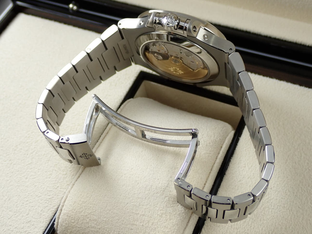 パテックフィリップ ノーチラス アニュアルカレンダー ムーンフェイズ Ref.5726/1A-014 SS ブルー、ブラックグラデーション文字盤 中古 M4691103