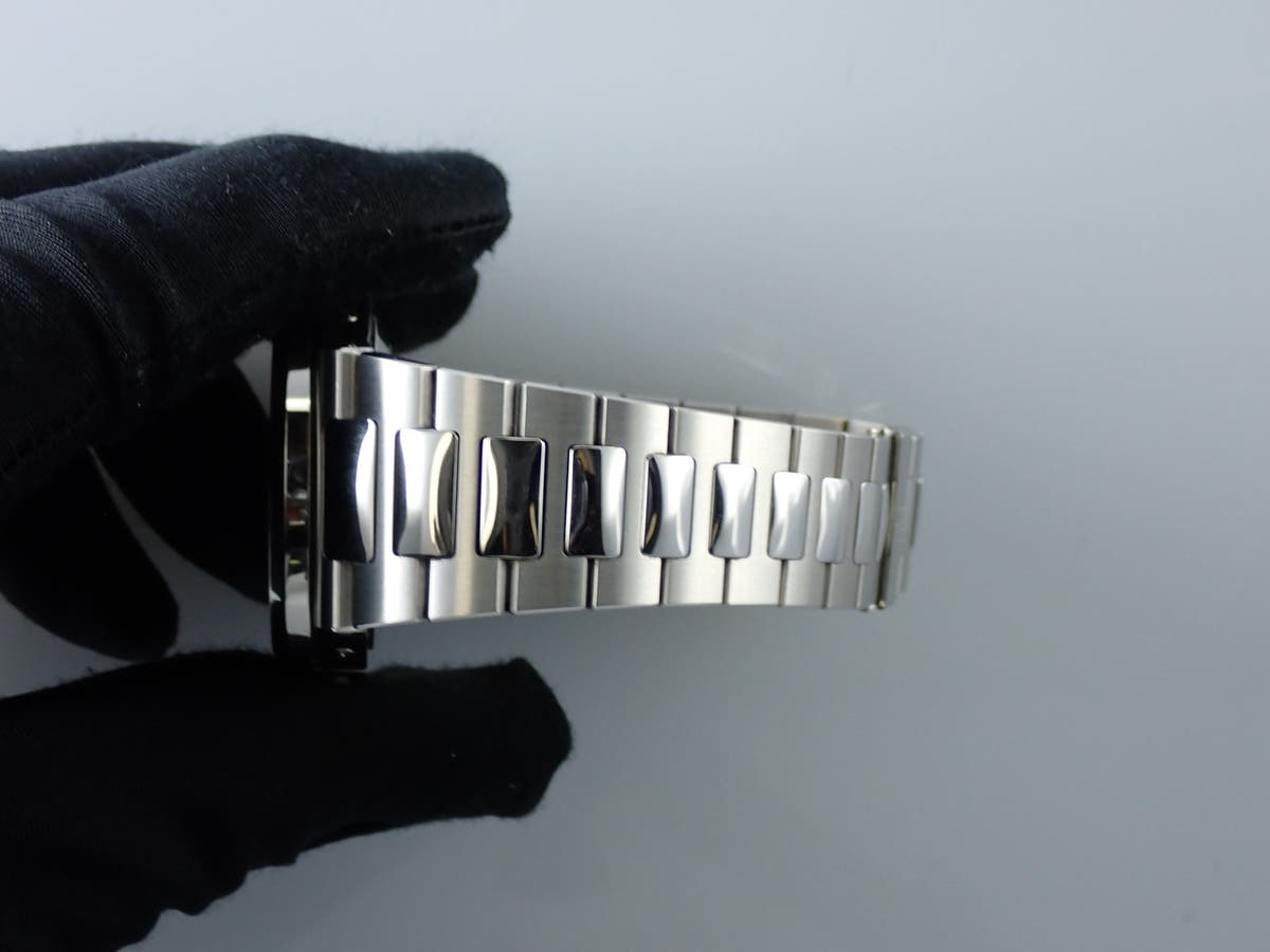 パテックフィリップ ノーチラス アニュアルカレンダー ムーンフェイズ Ref.5726/1A-014 SS ブルー、ブラックグラデーション文字盤 中古 M4691103