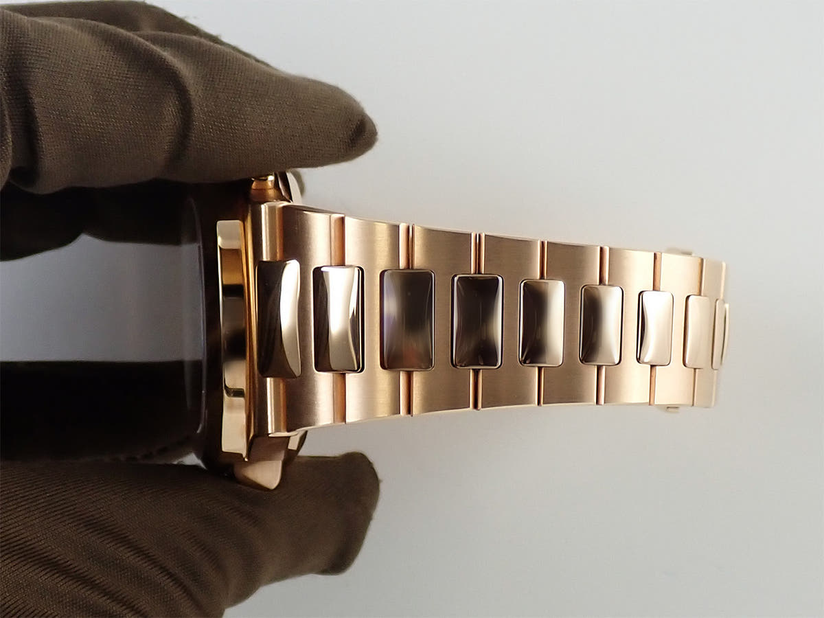 パテックフィリップ ノーチラス トラベルタイム クロノグラフ Ref.5990/1R-001 ブルーソレイユ文字盤 中古 X9U1XMFU
