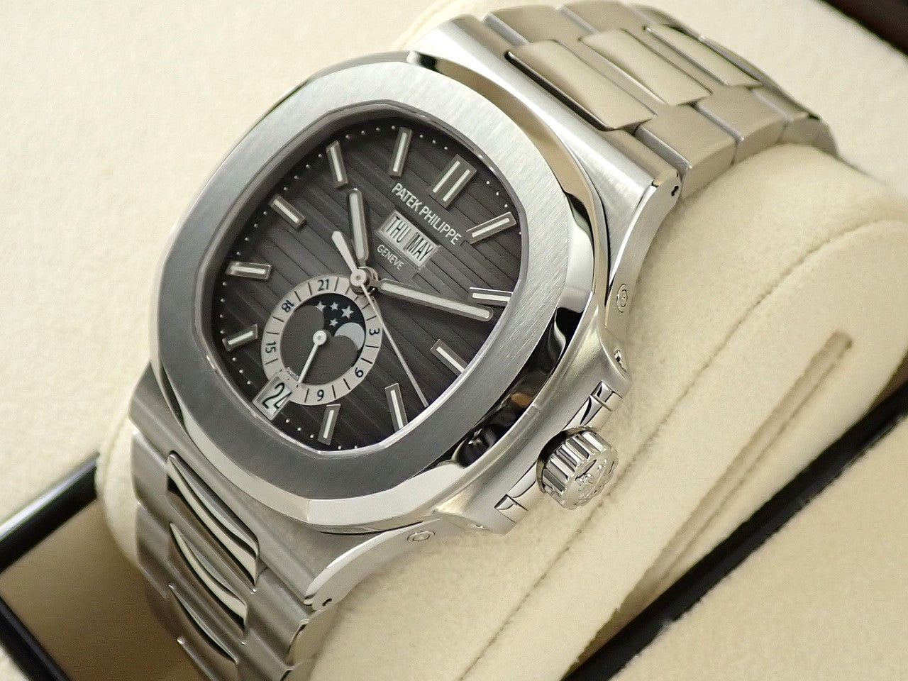 ノーチラス アニュアルカレンダー ムーンフェイズ Ref.5726/1A-001 (ID