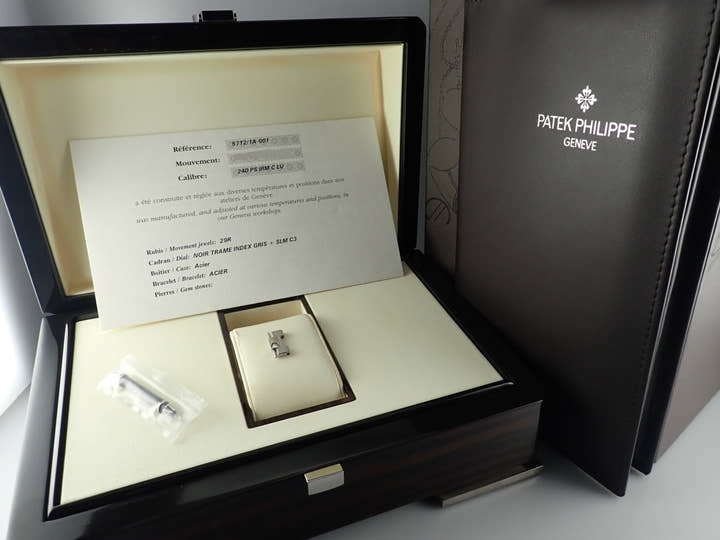 パテックフィリップ ノーチラス Ref.5712/1A-001 ブラックブルー文字盤 中古 nautilus-95
