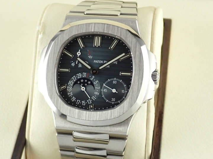 パテックフィリップ ノーチラス Ref.5712/1A-001 ブラックブルー文字盤 中古 nautilus-95