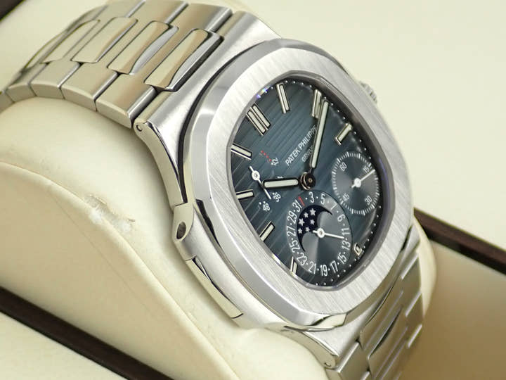 パテックフィリップ ノーチラス Ref.5712/1A-001 ブラックブルー文字盤 中古 nautilus-95
