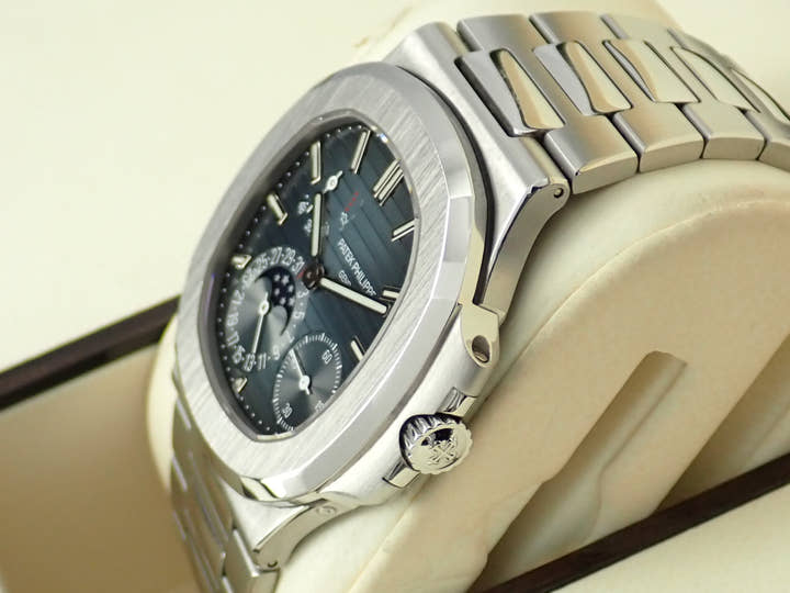 パテックフィリップ ノーチラス Ref.5712/1A-001 ブラックブルー文字盤 中古 nautilus-95