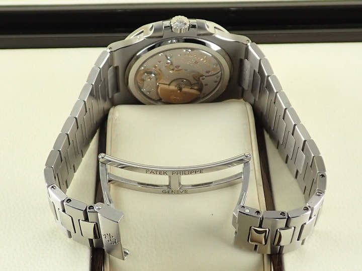 パテックフィリップ ノーチラス Ref.5712/1A-001 ブラックブルー文字盤 中古 nautilus-95