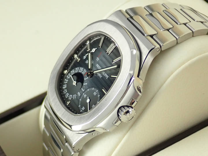 パテックフィリップ ノーチラス Ref.5712/1A-001 ブラックブルー文字盤 中古 nautilus-96