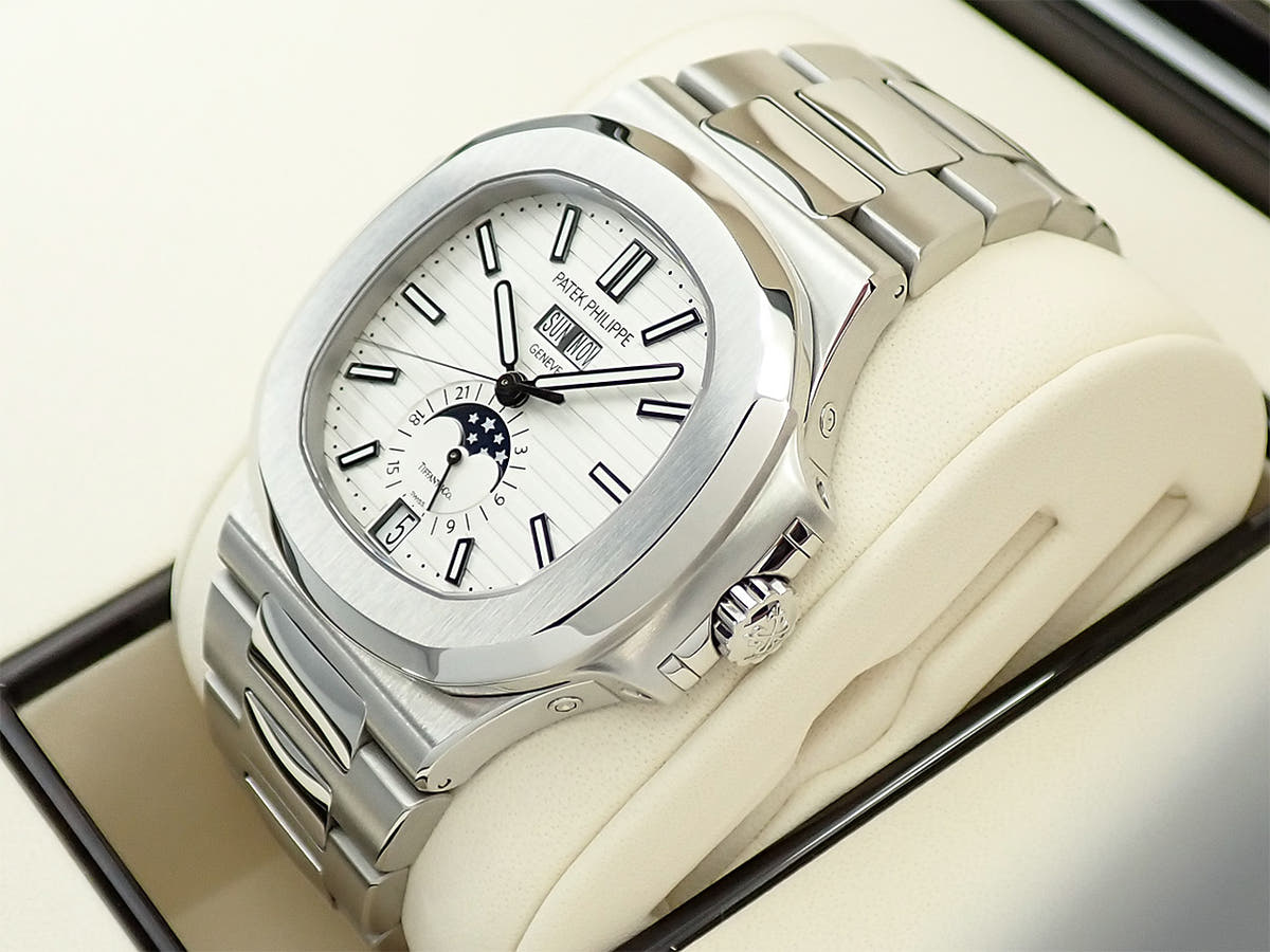 パテックフィリップ ノーチラス アニュアルカレンダー ムーンフェイズ TIFFANY&CO. Ref.5726/1A-010 ホワイト文字盤 中古 LK8H1SAX
