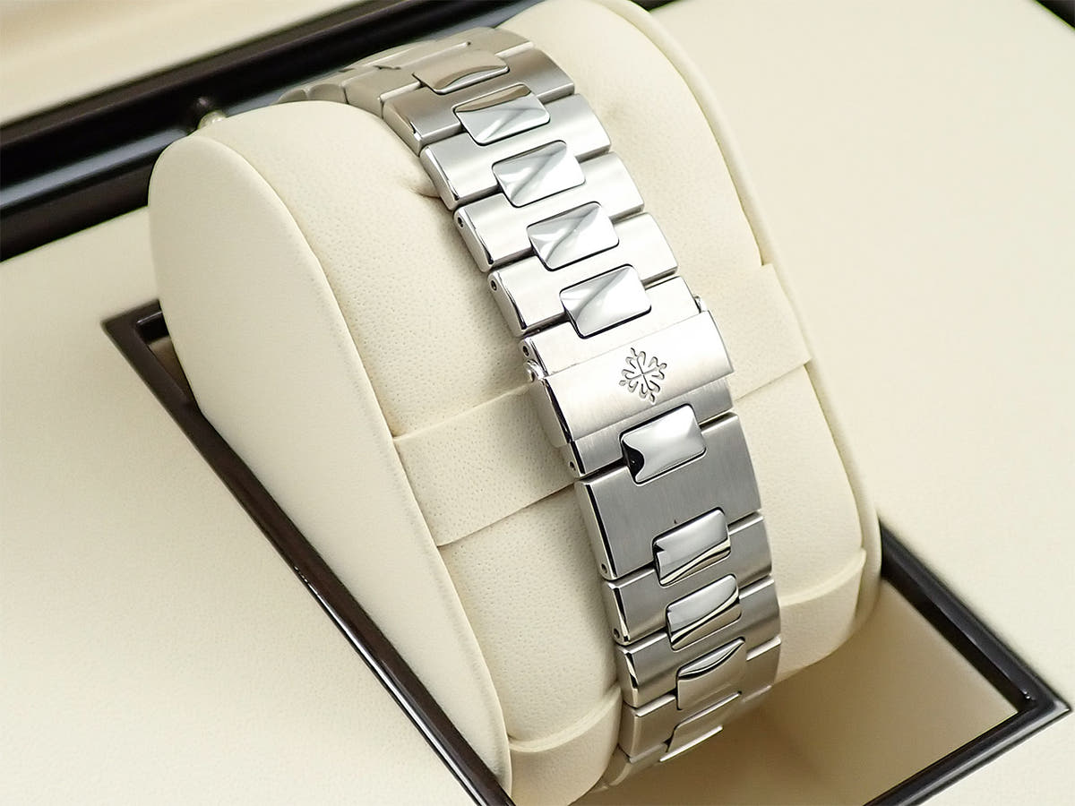 パテックフィリップ ノーチラス アニュアルカレンダー ムーンフェイズ TIFFANY&CO. Ref.5726/1A-010 ホワイト文字盤 中古 LK8H1SAX