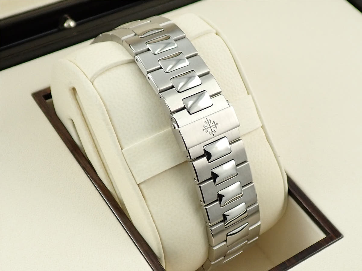 パテックフィリップ ノーチラス クロノグラフ Ref.5980/1A-019 ホワイト文字盤 美品 22ZM72S7