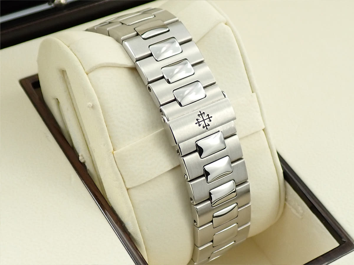 パテックフィリップ ノーチラス クロノグラフ Ref.5980/1A-001 ブルー文字盤 中古 L94HXC71