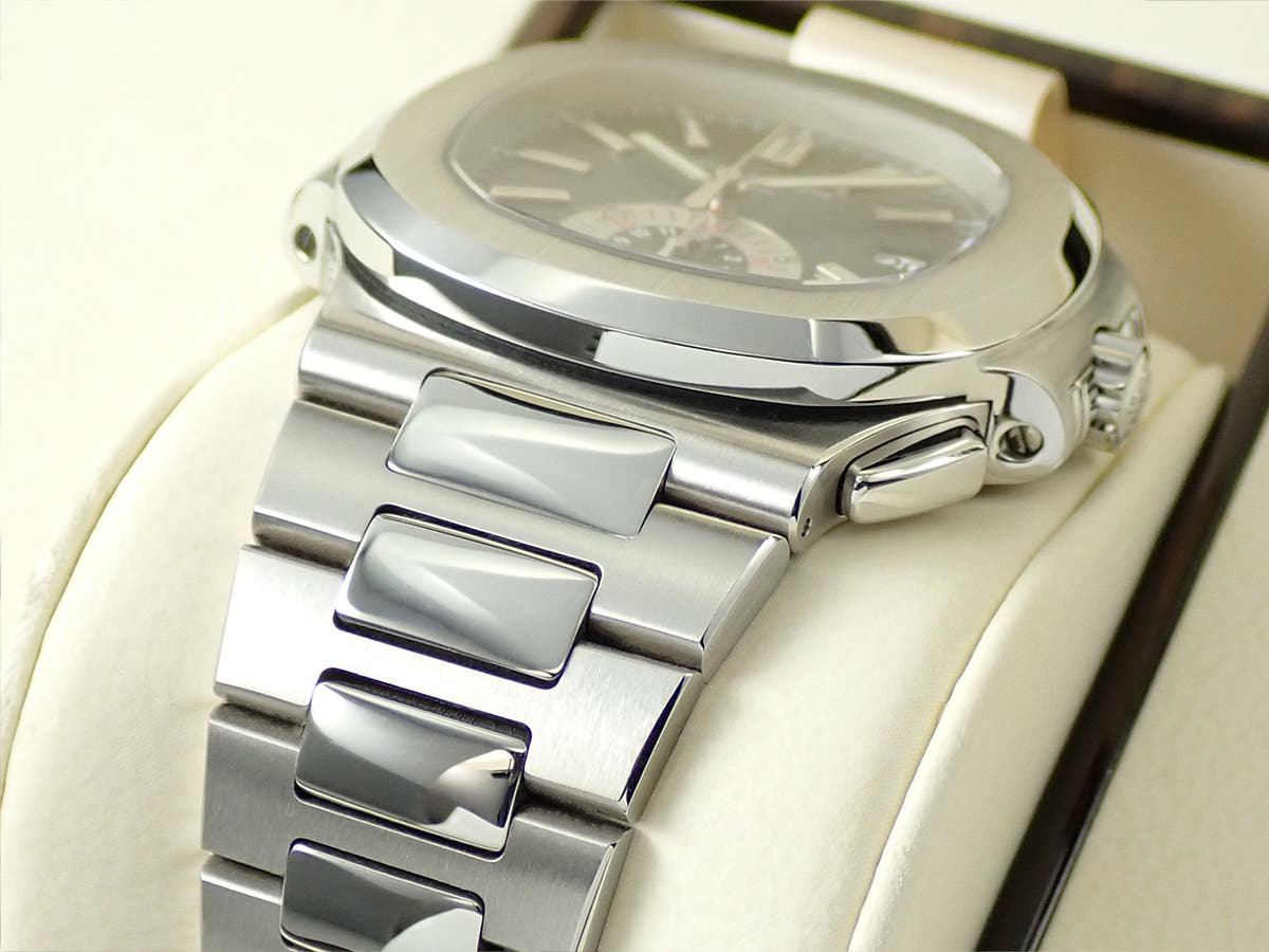 パテックフィリップ ノーチラス クロノグラフ Ref.5980/1A-001 ブルー文字盤 中古 L94HXC71