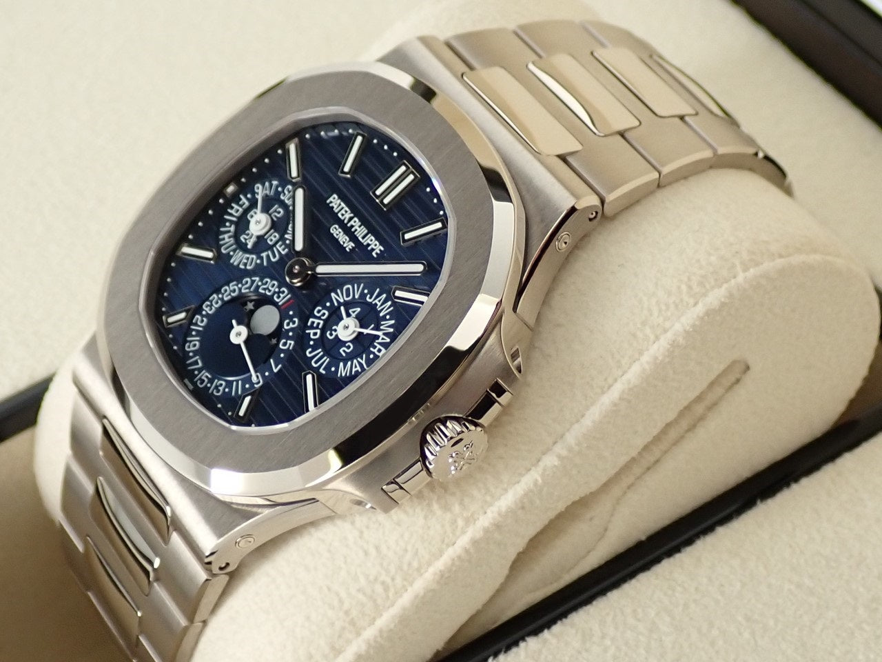 Patek Philippe Nautilus Perpetual Calendar &lt;Warranty, Box, etc.&gt;