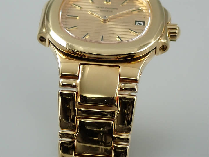 Patek Philippe Nautilus Quartz Ref. 4700/51J-016 Yellow Gold Gold Dial