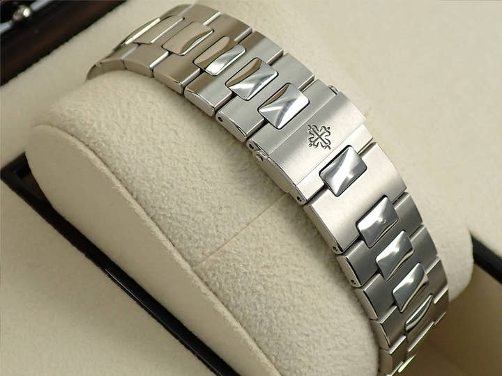 パテックフィリップ ノーチラス トラベルタイム クロノグラフ Ref.5990/1A-001 ステンレススチール ブラックグラデーション文字盤