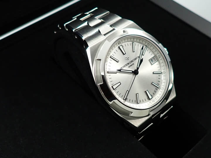 ヴァシュロンコンスタンタン オーヴァーシーズ Ref.4500V/110A-B126 シルバー文字盤 未使用 2J3TM495