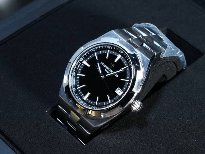 ヴァシュロンコンスタンタン オーヴァーシーズ Ref.4500V/110A-B483 ブラック文字盤 中古 4CHA7603