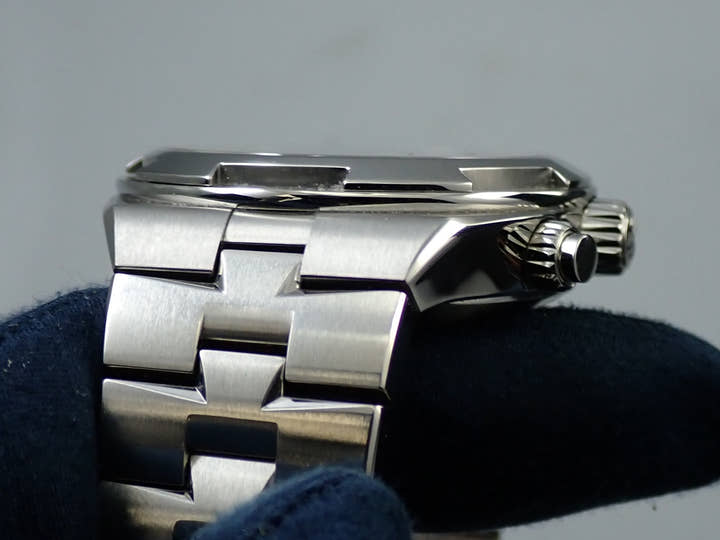 ヴァシュロンコンスタンタン オーヴァーシーズ クロノグラフ Ref.5500V/110A-B481 ブラック文字盤 中古 L9771996