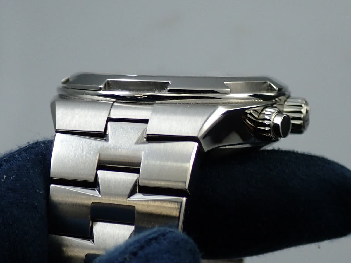 ヴァシュロンコンスタンタン オーヴァーシーズ クロノグラフ Ref.5500V/110A-B481 ブラック文字盤 中古 L9771996