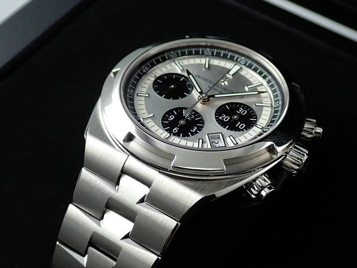 Vacheron Constantin Overseas Chronograph Ref. 5500V/110A-B686 Silver Dial Unused 1KSMXH15