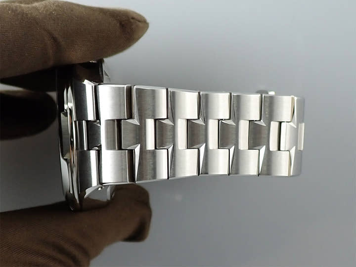 ヴァシュロンコンスタンタン オーヴァーシーズ  クロノグラフ Ref.5500V/110A-B686 シルバー文字盤 極美品 T5JHT5RY