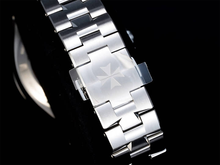 Vacheron Constantin Overseas Chronograph Ref.5520V/210A-B686 Silver Dial Unused 8F0PU535