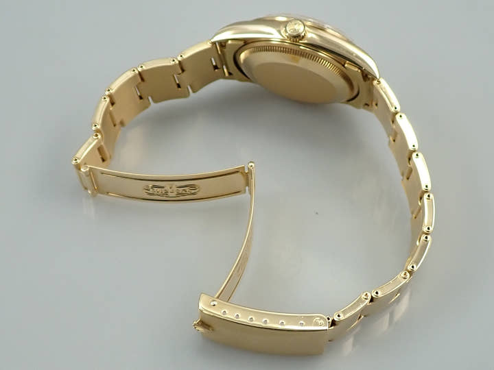 Rolex Oyster Perpetual Date Ref. 15238 Yellow Gold Champagne Dial