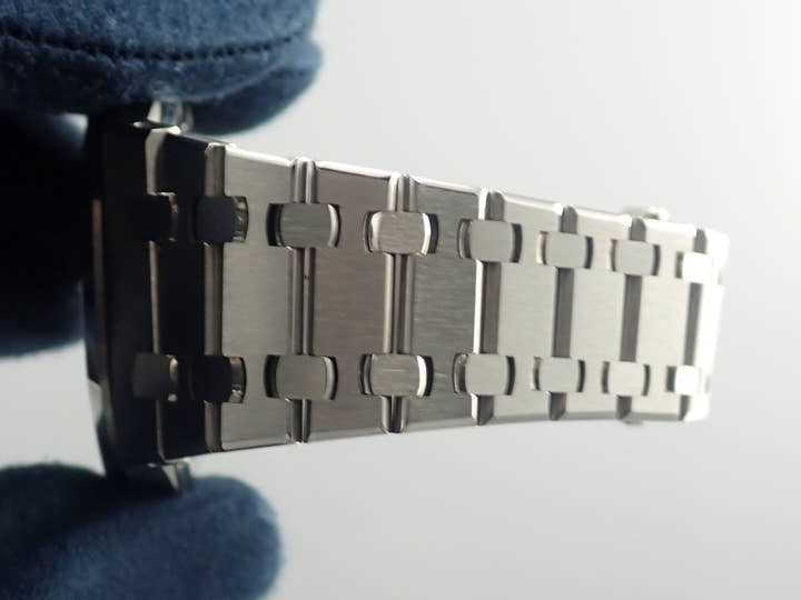 Audemars Piguet Royal Oak Extra-Thin Ref. 15202ST.OO.1240ST.01.A Stainless Steel Blue Dial