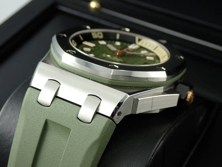 オーデマピゲ ロイヤルオーク オフショア ダイバー Ref.15720ST.OO.A052CA.01 ステンレススチール カーキグリーン文字盤