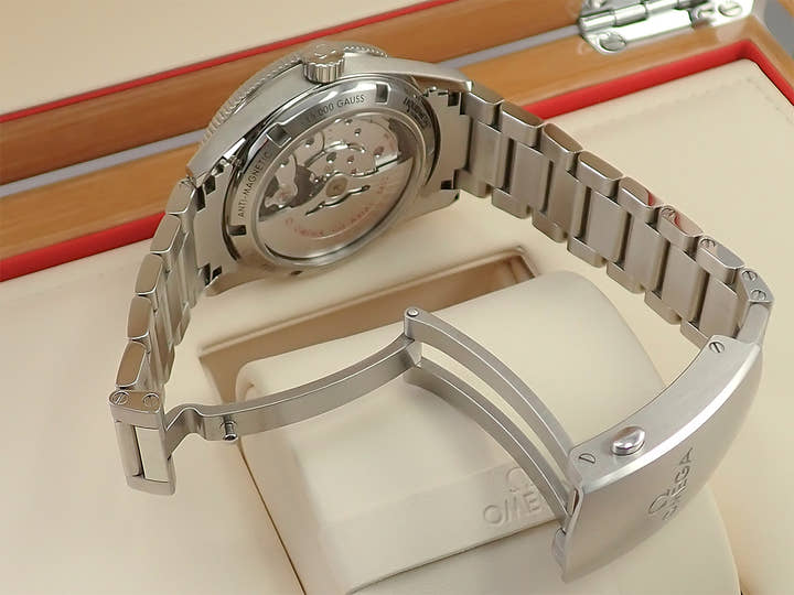 オメガ シーマスター 300 Ref.233.30.41.21.01.001 ブラック文字盤 中古 5X1LSUSS