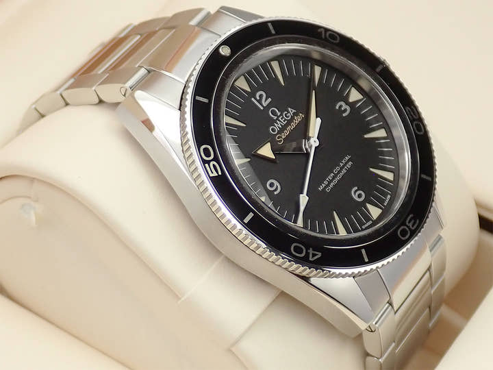 オメガ シーマスター 300 Ref.233.30.41.21.01.001 ブラック文字盤 中古 5X1LSUSS