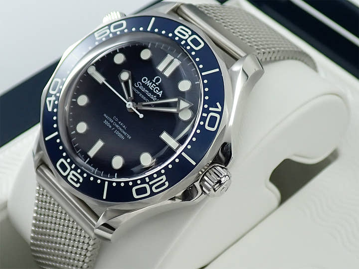オメガ シーマスター ダイバー 300M コーアクシャル マスター クロノメーター 42MM　ボンド映画60周年記念モデ﻿ル Ref.210.30.42.20.03.002 ブルー文字盤 未使用 R8X12X99