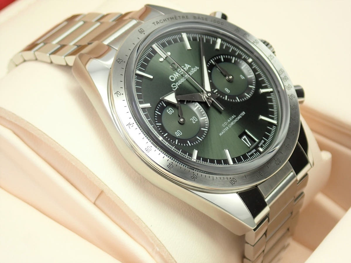 オメガ スピードマスター スピードマスター '57 コーアクシャル マスター クロノメーター クロノグラフ 40.5MM Ref.332.10.41.51.10.001 グリー﻿ン文字盤 未使用 2481AU7P