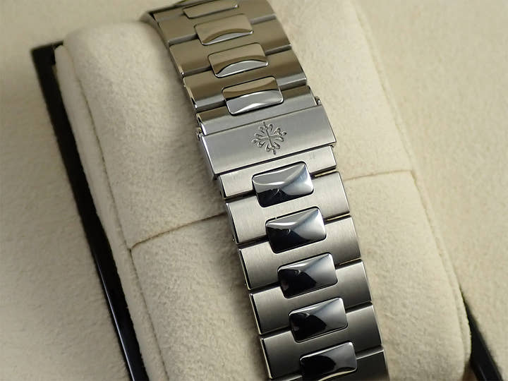 パテックフィリップ ノーチラス トラベルタイム クロノグラフ Ref.5990/1A-001 ステンレススチール ブラックグラデーション文字盤